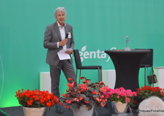 Michael Kester, hoofd bloemenveredeling bij Syngenta Flowers, heet de mensen welkom op het bedrijf in De Lier.